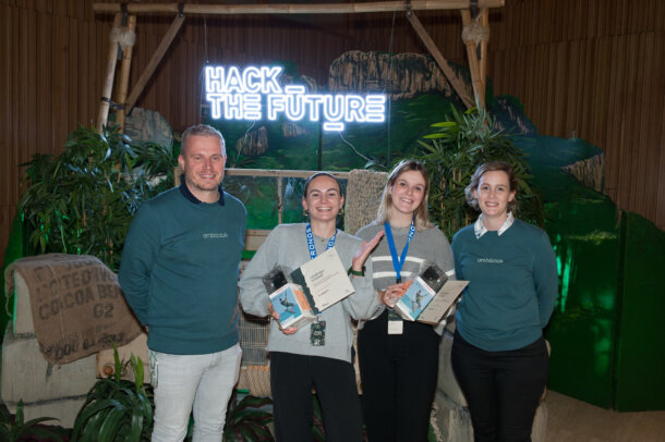 Ambitious coaches Patrick en Rianne met de winnaars van de challenge op Hack the Future