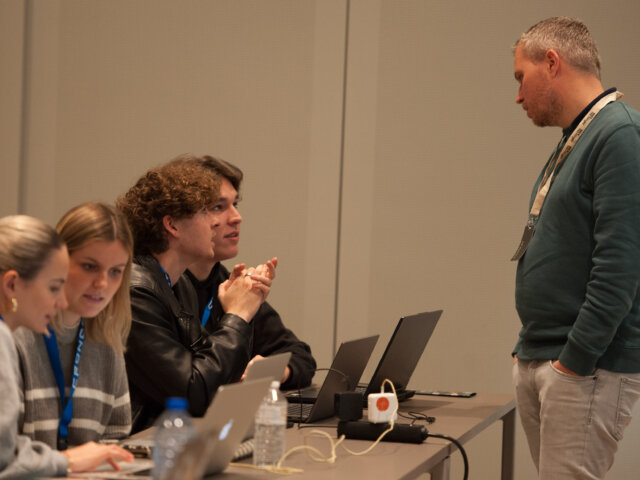 Patrick als coach tijdens Hack the Future die uitleg geeft aan studenten